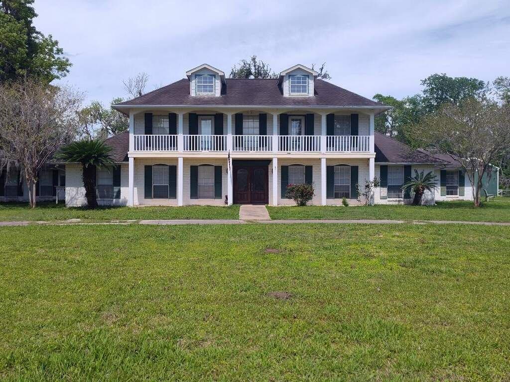 White house with white columns before elevation